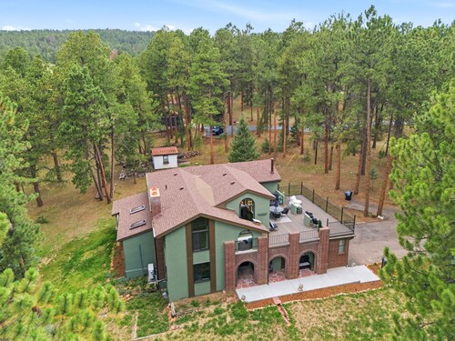 Spacious Colorado Retreat, Game Room, Solarium, Patios & Mountain View’s