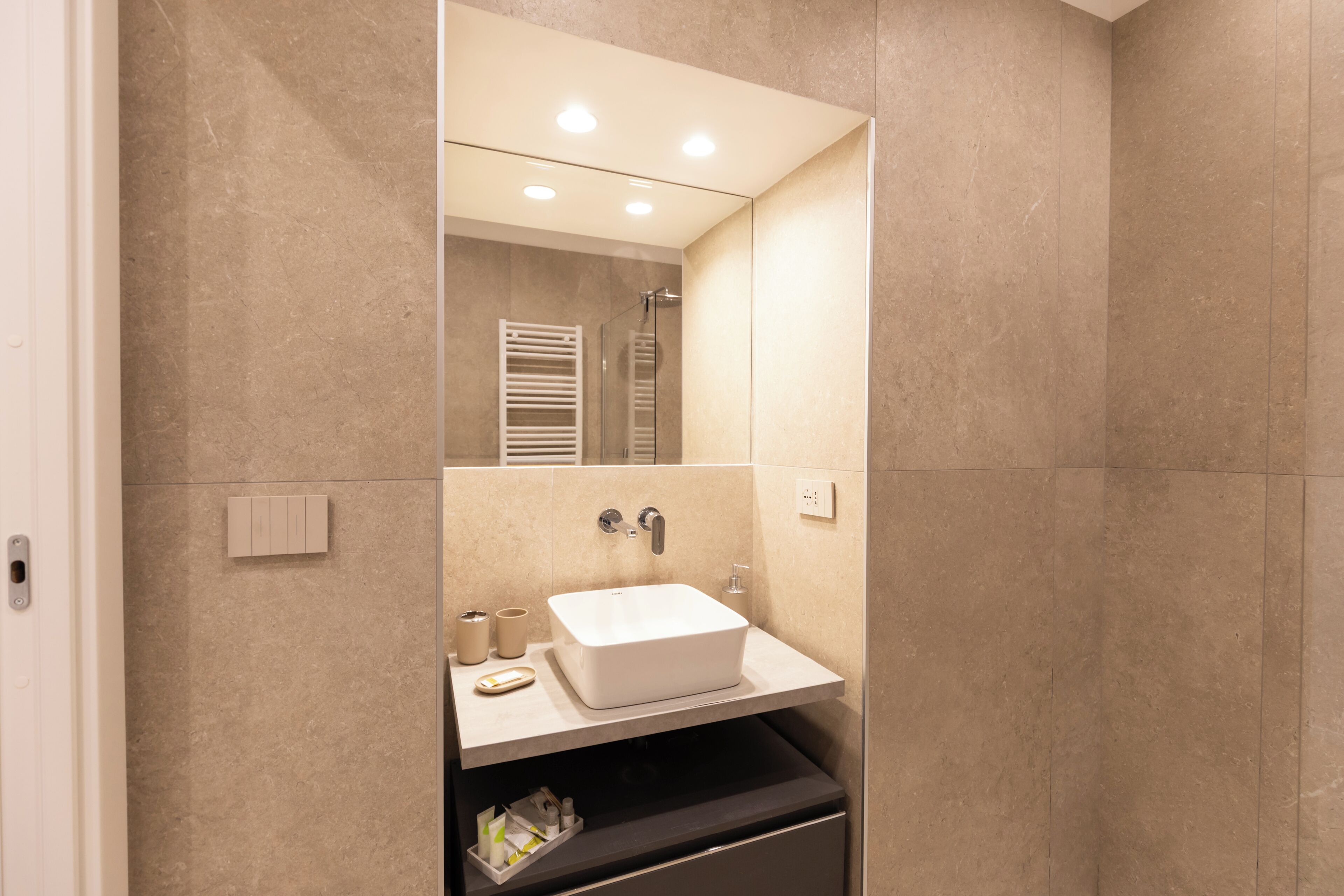 Douche, sèche-cheveux, bidet, serviettes fournies