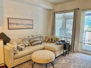Living area - Luxury Condo on Bear Mountain—travel nurses! pets! (Langford)