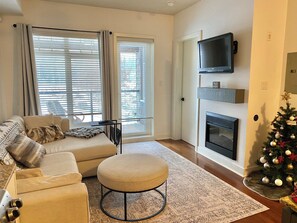 Living area - Luxury Condo on Bear Mountain—travel nurses! pets! (Langford)