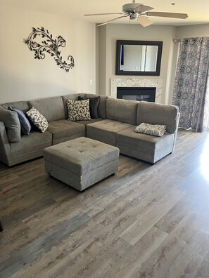 Smart TV, fireplace, stereo - 2-bedroom condo, dock, beach, pool (Osage Beach)