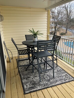 Outdoor dining - 2-bedroom condo, dock, beach, pool (Osage Beach)