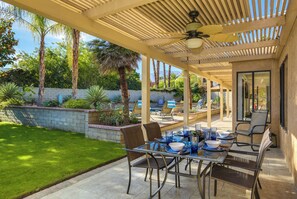 Outdoor dining - Modern Club Med Oasis (Palm Springs)