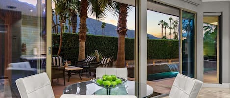 Ferienhaus, Mehrere Betten, Poolzugang, Bergblick (Fuego / 29+ Stay) | Speisen im Freien