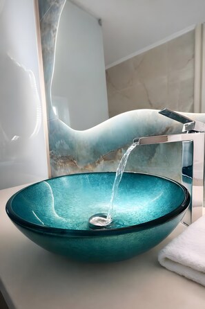 Douche, sèche-cheveux, serviettes fournies