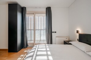 3 bedrooms, iron/ironing board, free WiFi, bed sheets - Giax Tower Luxury Oasis (Milano)