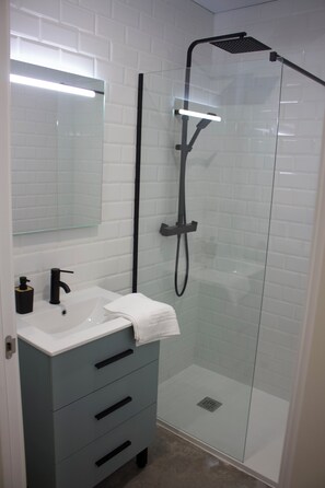 Shower, free toiletries, hair dryer, towels - Apartamentos Lumael (Mérida)