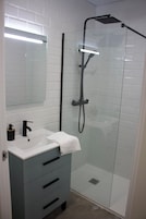 Ducha, artĂculos de tocador gratuitos, secador de pelo, toallas