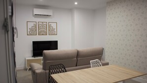 Superior Apartment | Ruang tamu | 50 inci televisyen skrin rata dengan satelit 