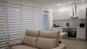 Superior Apartment | Ruang tamu | 50 inci televisyen skrin rata dengan satelit 