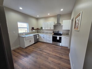 Private kitchen - Spacious 4-bedroom house in quiet Wilmington (Wilmington)