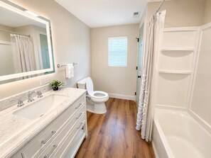 A bathroom with a vanity, toilet, and shower. - Spacious 4-bedroom house in quiet Wilmington (Wilmington)