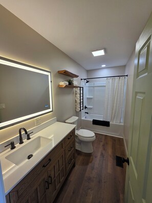 Hair dryer, towels, toilet paper - Spacious 4-bedroom house in quiet Wilmington (Wilmington)