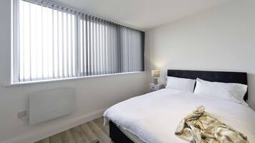 2 bedrooms, desk, iron/ironing board, WiFi
