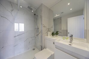 Shower, hair dryer, towels, shampoo - Modern 2 Bed Apartment in Gravesend w Games Room (Gravesend)