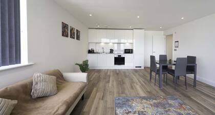Modern 2 Bed Apartment in Gravesend w Games Room