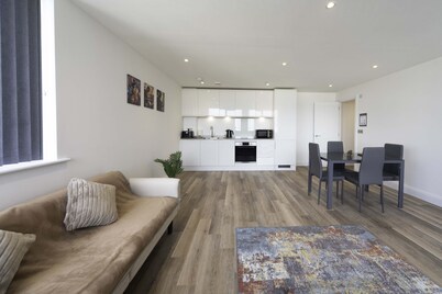 Modern 2 Bed Apartment in Gravesend w Games Room