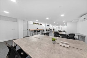 Meeting facility - Modern 2 Bed Apartment in Gravesend w Games Room (Gravesend)