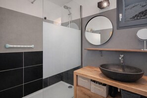 Shower, hair dryer, towels - Adonis A - Cosy Renovated Apartment (Val-d'Isère)