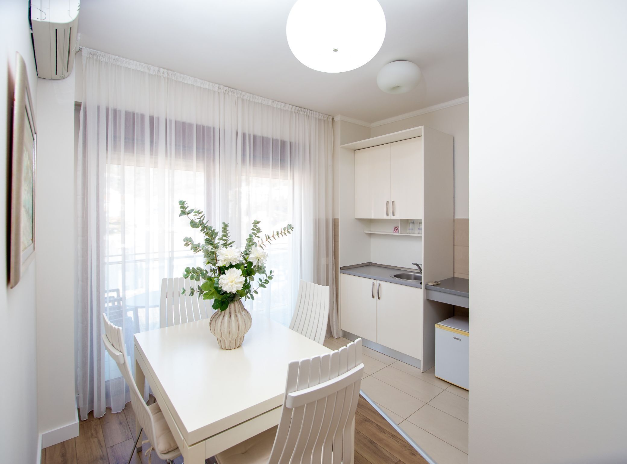 House (One Bedroom Suite with Double Bed 102) | Dining room