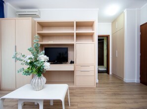 Nhà (One Bedroom Suite with Double Bed 102) | Phòng khách | TV màn hình phẳng 32-inch có truyền hình cáp 