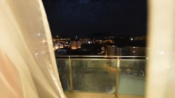 Suite (Two Bedroom Family Suite 106) | Balcón