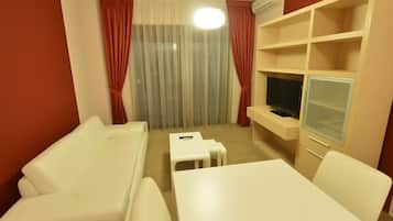 Suite (One Bedroom Suite with Double Bed 102) | Living room