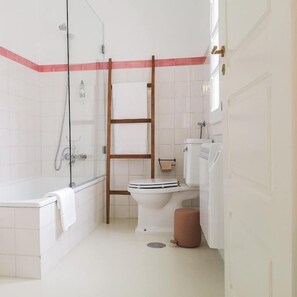 Casa Deluxe, vistes al jardí | Bany | Xampú i paper higiènic 
