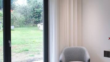 Hus – deluxe, hageutsikt | Innvendig