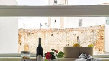 Classic House | Desk, laptop workspace, soundproofing, free WiFi
