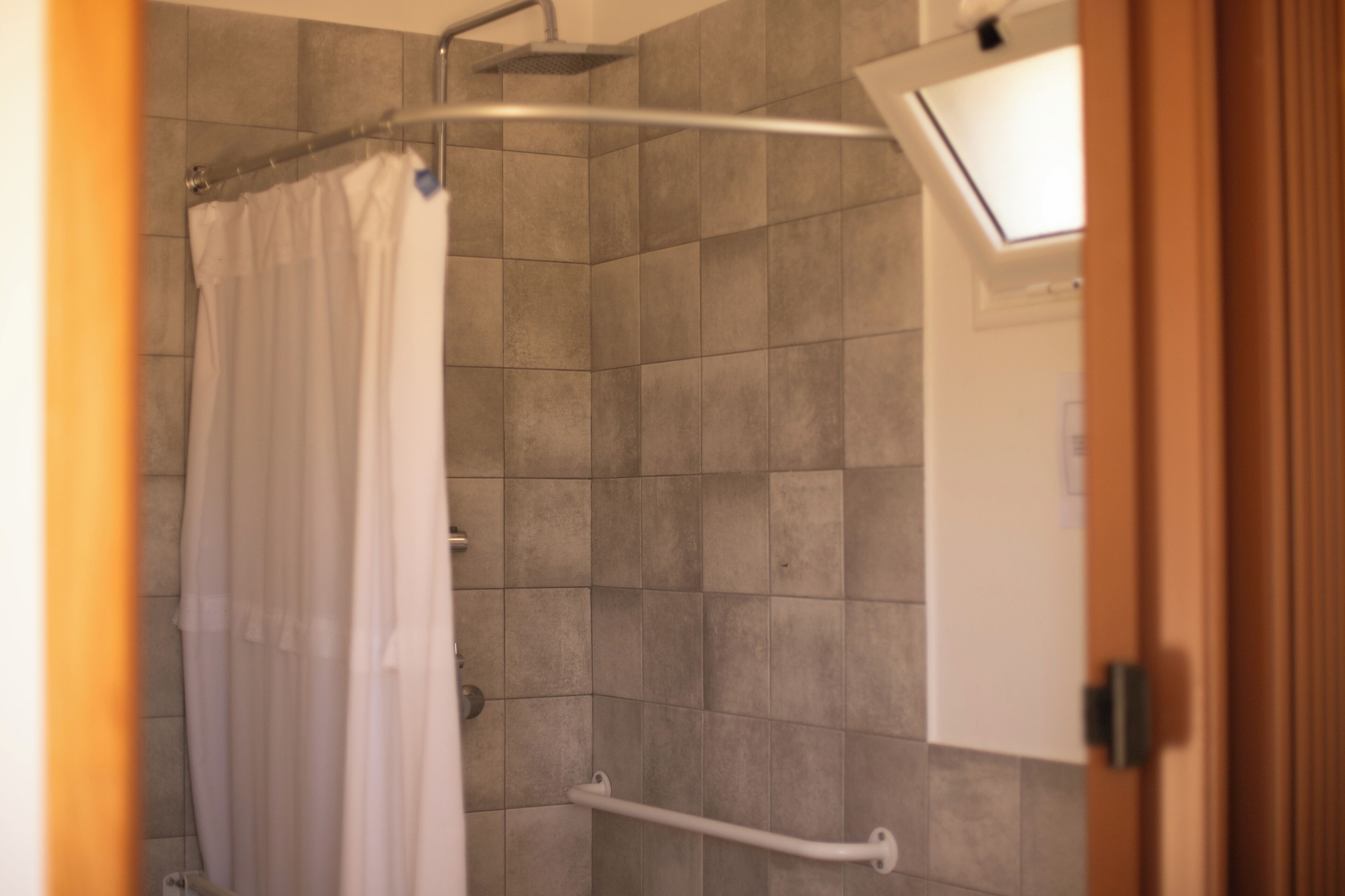Quarto casal, acessível para pessoas com deficiência física | Banheiro | Chuveiro, secador de cabelo (mediante solicitação), toalhas de banho 