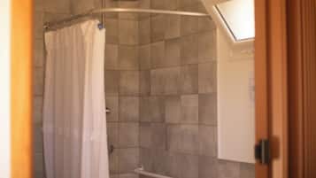 Habitación doble, acceso para personas con movilidad reducida | Baño | Regadera, secadora de cabello, toallas, jabón