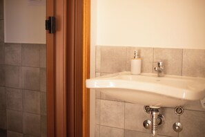 Doppelzimmer, barrierearm | Badezimmer