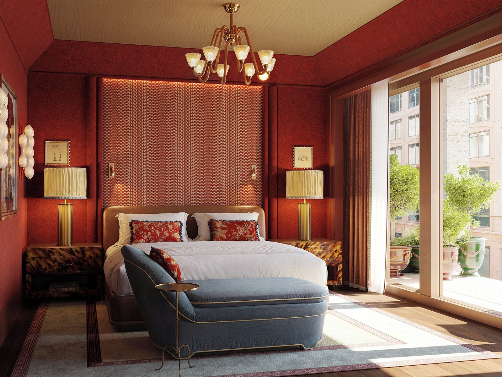 Habitación de hotel con una cama grande, un sillón azul, un papel tapiz estampado y vistas al exterior.