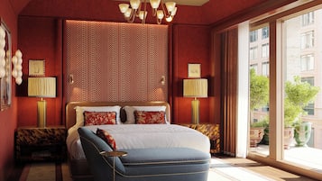 Habitación de hotel con una cama grande, un sillón azul, un papel tapiz estampado y vistas al exterior.