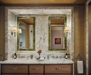 Quarto standard, vista para a cidade | Banheiro