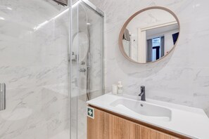 Bathroom - Vrbo Property (Porto)