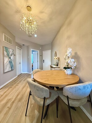 Dining - Modern Uptown 2BR/2BTH Condo, Newly Renovated, Gated, Covered Parking (Dallas)