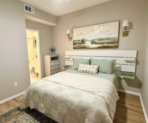 Room - Modern Uptown 2BR/2BTH Condo, Newly Renovated, Gated, Covered Parking (Dallas)