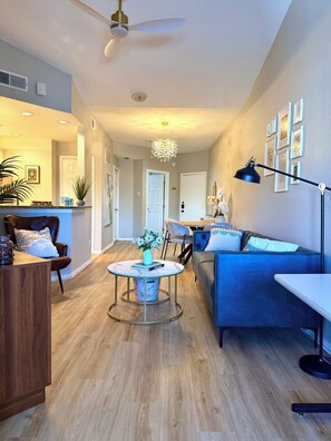 Living area - Modern Uptown 2BR/2BTH Condo, Newly Renovated, Gated, Covered Parking (Dallas)