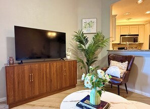 Interior - Modern Uptown 2BR/2BTH Condo, Newly Renovated, Gated, Covered Parking (Dallas)