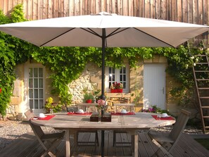 Outdoor dining - Guest Room “Aubergine” with Shared Pool, Near Sarlat (Proissans)
