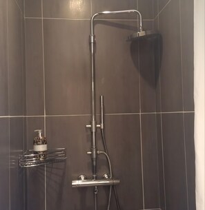 Hand-held showerhead - Guest Room “Aubergine” with Shared Pool, Near Sarlat (Proissans)