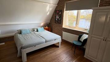 1 slaapkamer, een strijkplank/strijkijzer, reisbedje, gratis wifi
