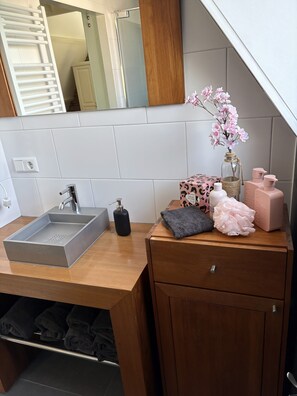 Dusche, Haartrockner, Handtücher, Seife