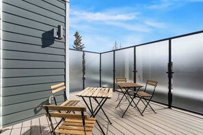 Outdoor dining - Rooftop Patio | King Bed | 2 Ensuites + Garage (Calgary)