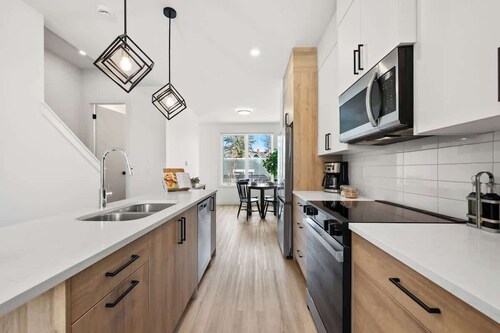 Rooftop Patio | King Bed | 2 Ensuites + Garage