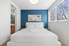 Room - Rooftop Patio | King Bed | 2 Ensuites + Garage (Calgary)