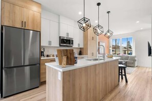 Private kitchen - Rooftop Patio | King Bed | 2 Ensuites + Garage (Calgary)