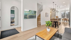 Ein modernes Interieur mit Treppe, Essbereich und Wohnbereich.